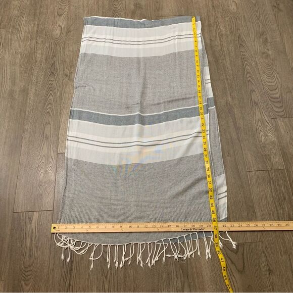 COLUMBIA Wayfarer Scarf Women’s 22”x 76” Gray White Braided Tails Viscose Cotton - Picture 6 of 7